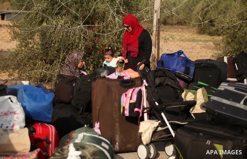 Palestinians wait for travel permits to cross into Egypt through the Rafah border crossing after it was opened by Egyptian authorities, in the southern Gaza Strip September 3, 2016. Photo by Ashraf Amra