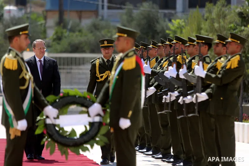 Russian Middle East envoy Mikhail Bogdanov lays a wreath on the grave of late Palestinian leader Yasser Arafat in the West Bank city of Ramallah on September 6, 2016. Photo by Shadi Hatem