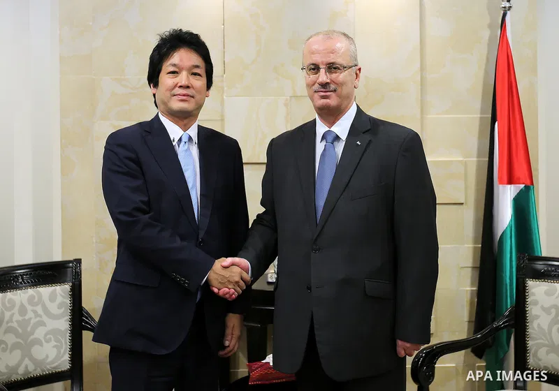 Palestinian Prime Minister Rami Hamdallah meets with Japanese Vice Foreign Minister Kentaro Sonoura, in the West Bank city of Ramallah, on Sep. 06, 2016. Photo by Prime Minister Office