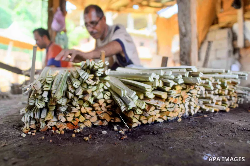 Egyptians weave straw-traditional products, at their workshop, in Cairo, Egypt, on September 7, 2016. Photo by Amr Sayed