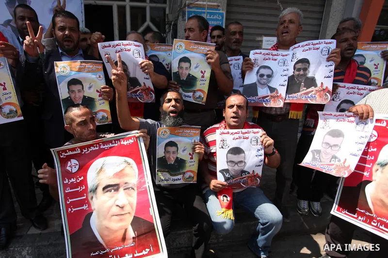 Palestinians hold banners during a protest to show solidarity with Palestinian prisoners on hunger strike in Israeli Jails, in Gaza City, on Sept. 08, 2016. Photo by Ashraf Amra