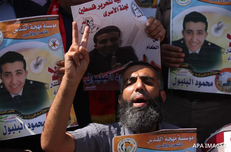 Palestinians hold banners during a protest to show solidarity with Palestinian prisoners on hunger strike in Israeli Jails, in Gaza City, on Sept. 08, 2016. Photo by Ashraf Amra