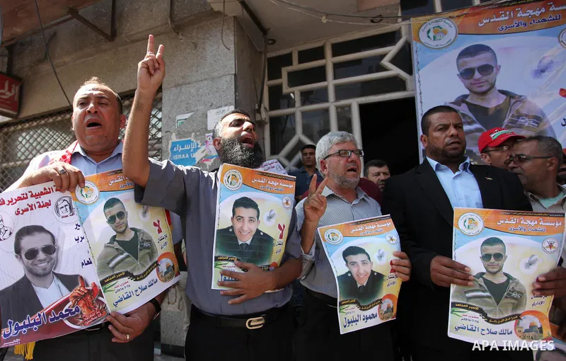 Palestinians hold banners during a protest to show solidarity with Palestinian prisoners on hunger strike in Israeli Jails, in Gaza City, on Sept. 08, 2016. Photo by Ashraf Amra