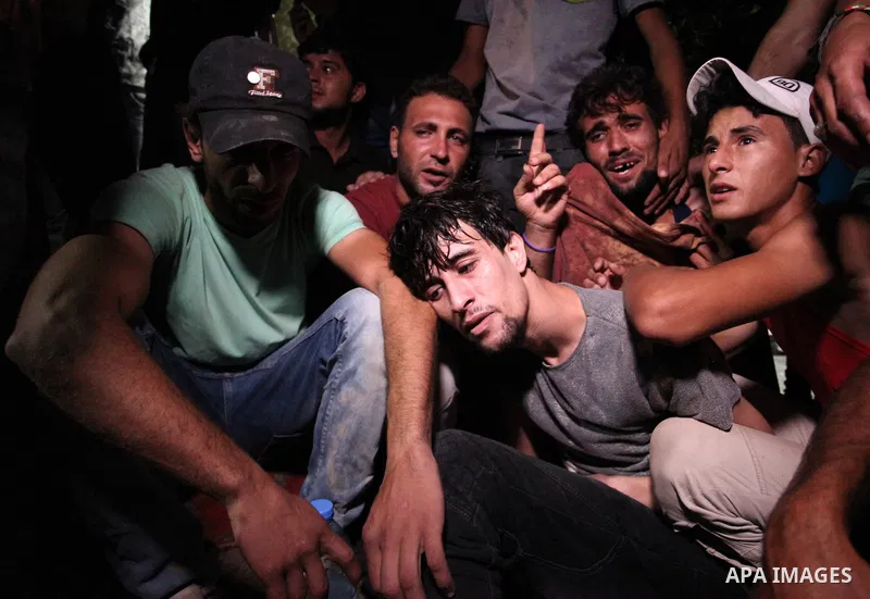 People mourn the death of Palestinian youth Abdulrahman Al-Dabag, who medics said was shot dead by Israeli troops on Friday, at a hospital in the central Gaza Strip September 9, 2016. Photo by Ashraf Amra