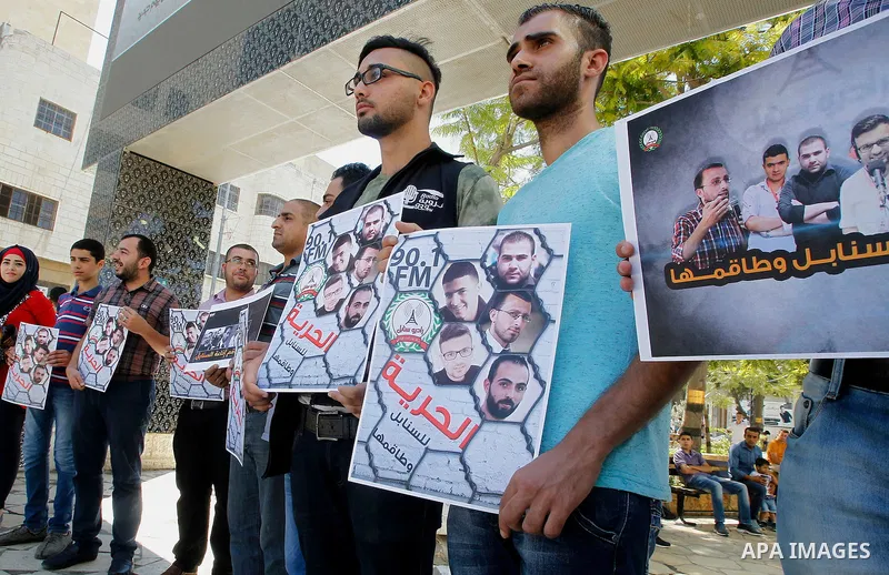 Palestinian journalists take part in a protest demanding the released for their colleagues from Sanabel radio, in the West bank city of Hebron, on September 10, 2016. Photo by Wisam Hashlamoun