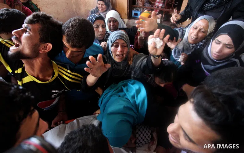 Mourners carry the body of Abdel-Rahman Al-Dabbagh, an 18-year-old Palestinian who was killed on Friday during a rock-throwing protest near the Gaza-Israel border, during his funeral in central Gaza Strip September 10, 2...