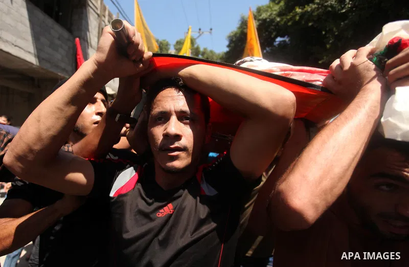 Mourners carry the body of Abdel-Rahman Al-Dabbagh, an 18-year-old Palestinian who was killed on Friday during a rock-throwing protest near the Gaza-Israel border, during his funeral in central Gaza Strip September 10, 2...