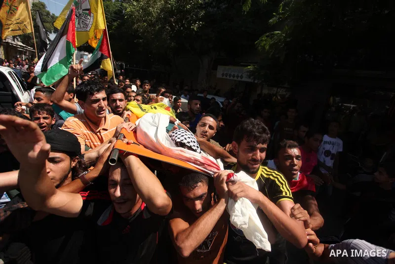 Mourners carry the body of Abdel-Rahman Al-Dabbagh, an 18-year-old Palestinian who was killed on Friday during a rock-throwing protest near the Gaza-Israel border, during his funeral in central Gaza Strip September 10, 2...