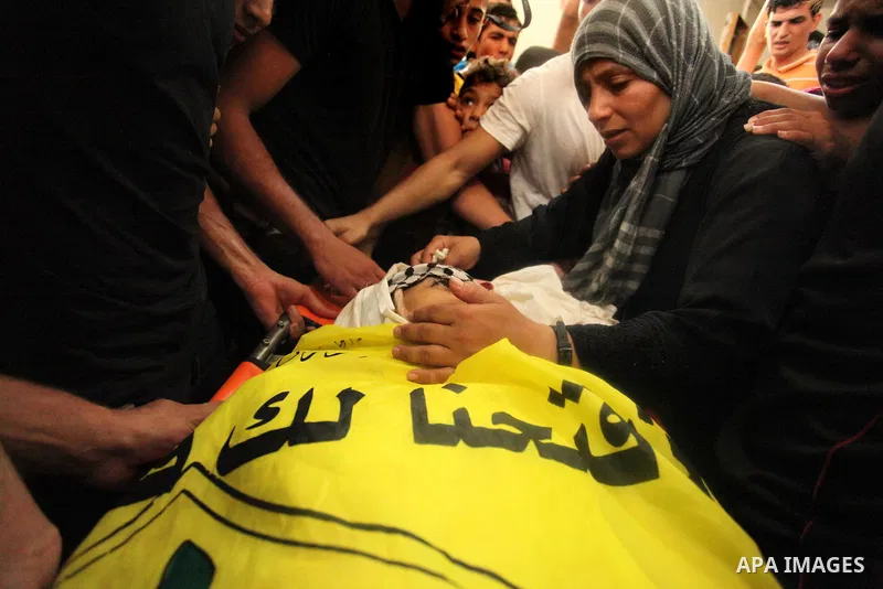 Relatives of Abdel-Rahman Al-Dabbagh, an 18-year-old Palestinian who was killed on Friday during a rock-throwing protest near the Gaza-Israel border, mourn during his funeral in central Gaza Strip September 10, 2016. Pho...