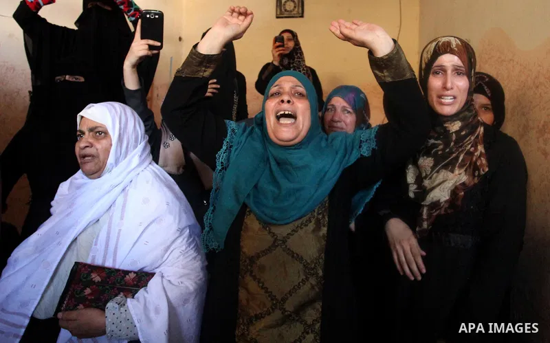 Relatives of Abdel-Rahman Al-Dabbagh, an 18-year-old Palestinian who was killed on Friday during a rock-throwing protest near the Gaza-Israel border, mourn during his funeral in central Gaza Strip September 10, 2016. Pho...