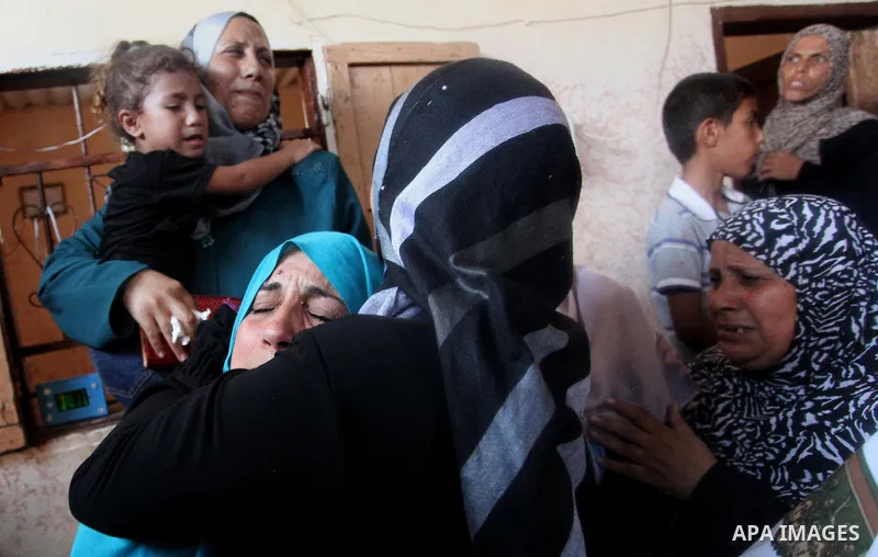 Relatives of Abdel-Rahman Al-Dabbagh, an 18-year-old Palestinian who was killed on Friday during a rock-throwing protest near the Gaza-Israel border, mourn during his funeral in central Gaza Strip September 10, 2016. Pho...