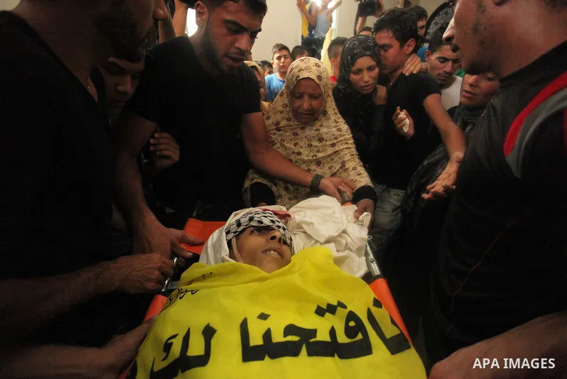 Relatives of Abdel-Rahman Al-Dabbagh, an 18-year-old Palestinian who was killed on Friday during a rock-throwing protest near the Gaza-Israel border, mourn during his funeral in central Gaza Strip September 10, 2016. Pho...