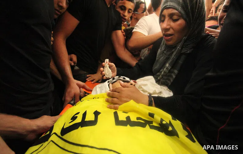 Mourners carry the body of Abdel-Rahman Al-Dabbagh, an 18-year-old Palestinian who was killed on Friday during a rock-throwing protest near the Gaza-Israel border, during his funeral in central Gaza Strip September 10, 2...