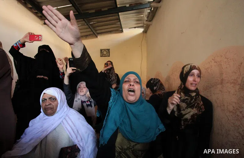 Relatives of Abdel-Rahman Al-Dabbagh, an 18-year-old Palestinian who was killed on Friday during a rock-throwing protest near the Gaza-Israel border, mourn during his funeral in central Gaza Strip September 10, 2016. Pho...