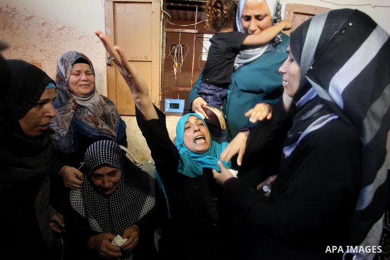 Relatives of Abdel-Rahman Al-Dabbagh, an 18-year-old Palestinian who was killed on Friday during a rock-throwing protest near the Gaza-Israel border, mourn during his funeral in central Gaza Strip September 10, 2016. Pho...