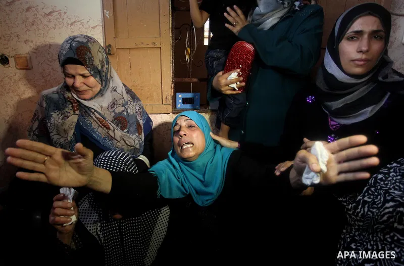 Relatives of Abdel-Rahman Al-Dabbagh, an 18-year-old Palestinian who was killed on Friday during a rock-throwing protest near the Gaza-Israel border, mourn during his funeral in central Gaza Strip September 10, 2016. Pho...