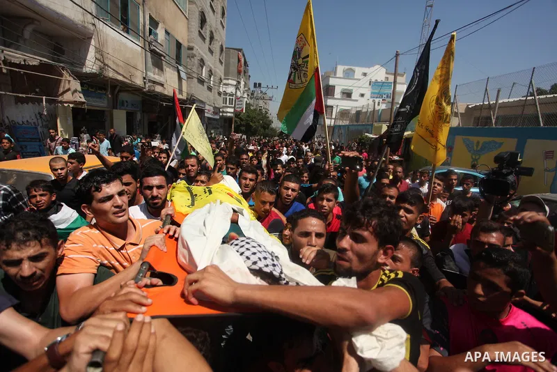 Mourners carry the body of Abdel-Rahman Al-Dabbagh, an 18-year-old Palestinian who was killed on Friday during a rock-throwing protest near the Gaza-Israel border, during his funeral in central Gaza Strip September 10, 2...