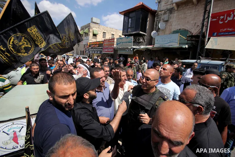Palestinian security forces prevent supporters of the Islamic Jihad Movement from staging a demonstration in the West Bank city of Jenin on September 16, 2016. Photo by Nedal Eshtayah