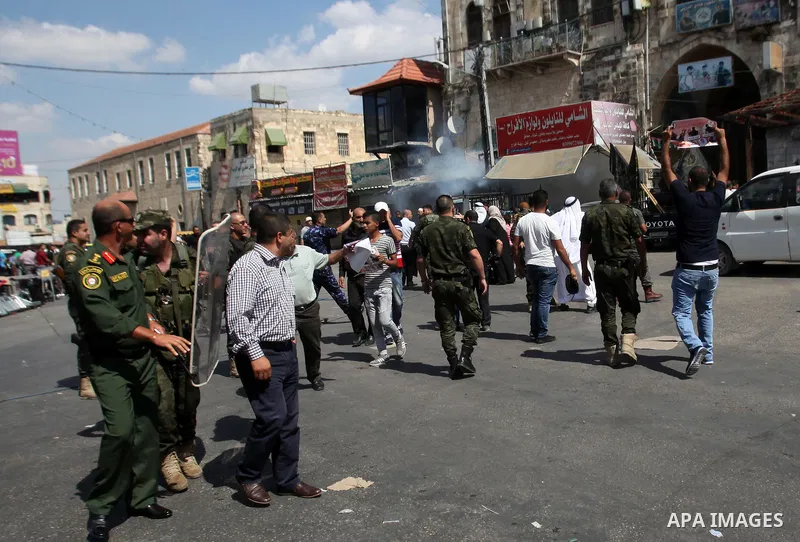 Palestinian security forces prevent supporters of the Islamic Jihad Movement from staging a demonstration in the West Bank city of Jenin on September 16, 2016. Photo by Nedal Eshtayah