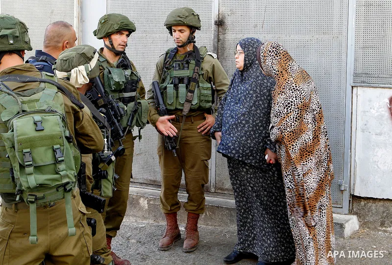 Israeli security forces gather at the scene of a stabbing attack, where a Palestinian stabbed an Israeli soldier before he was shot dead, in the flashpoint West Bank city of Hebron on September 17, 2016. An Israeli milit...