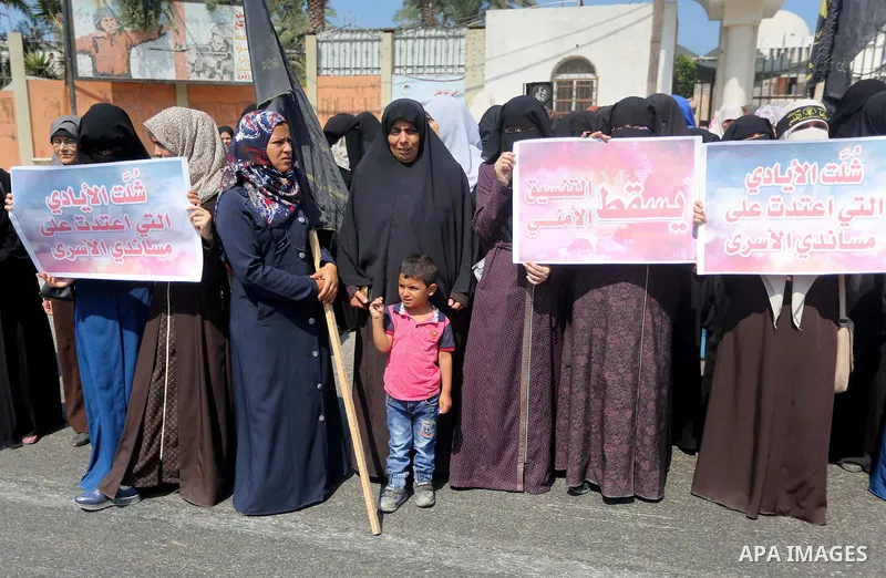 Palestinian supporters of the Islamic Jihad Movement hold banners against the security coordination in front of the Legislative Council, in Gaza city, on September 17, 2016. Photo by Mohammed Asad