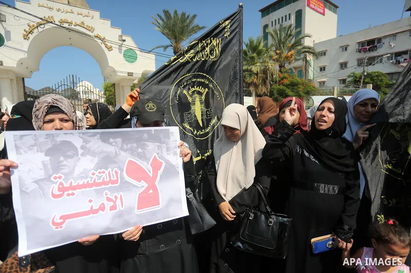 Palestinian supporters of the Islamic Jihad Movement hold banners against the security coordination in front of the Legislative Council, in Gaza city, on September 17, 2016. Photo by Mohammed Asad