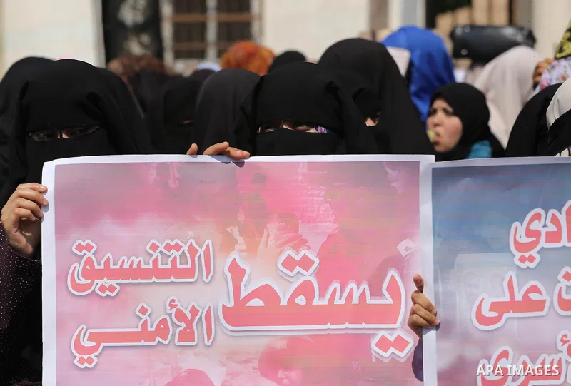 Palestinian supporters of the Islamic Jihad Movement hold banners against the security coordination in front of the Legislative Council, in Gaza city, on September 17, 2016. Photo by Mohammed Asad