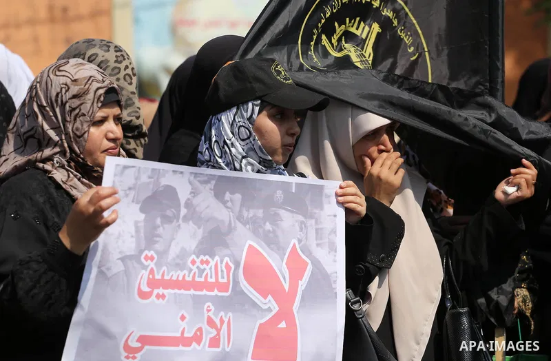 Palestinian supporters of the Islamic Jihad Movement hold banners against the security coordination in front of the Legislative Council, in Gaza city, on September 17, 2016. Photo by Mohammed Asad