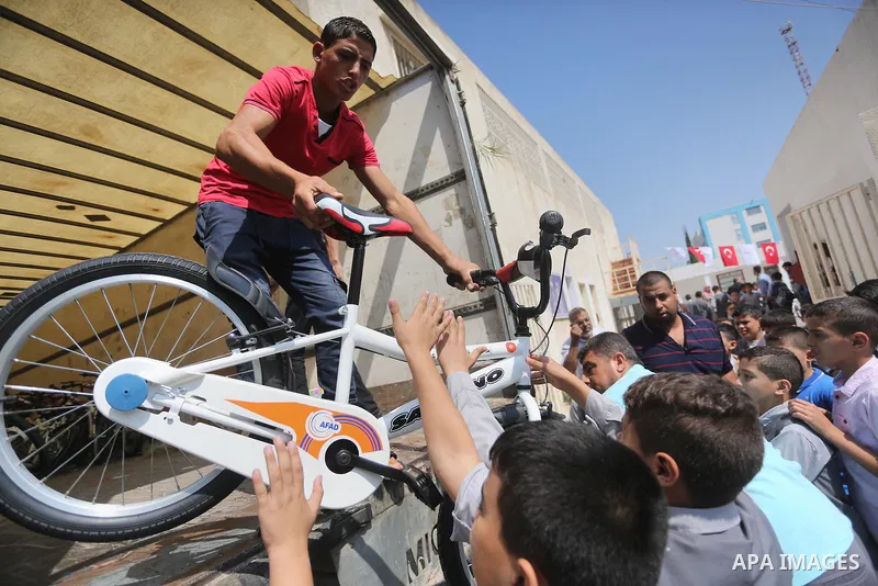 Palestinian orphan student receive bicycles from Turkish aid "clips", in Gaza City, on Sept. 17, 2016. Photo by Mohammed Asad