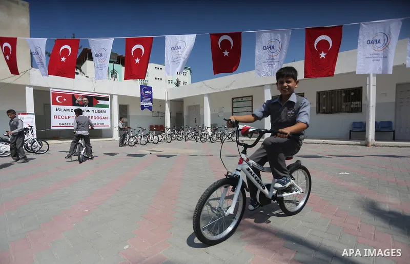 Palestinian orphan student receive bicycles from Turkish aid "clips", in Gaza City, on Sept. 17, 2016. Photo by Mohammed Asad