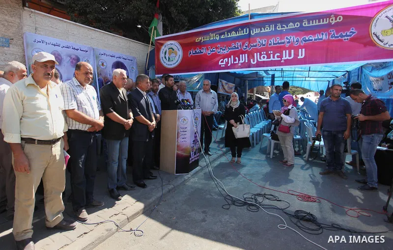 Palestinian supporters of Islamic Jihad take part in a protest to show solidarity with Palestinian prisoners on hunger strike in Israeli Jails, in Gaza City, on Sept. 18, 2016. Photo by Ashraf Amra