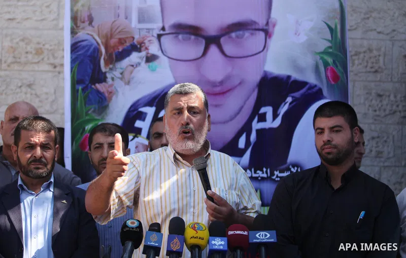 Palestinian supporters of Islamic Jihad speaks during a protest to show solidarity with Palestinian prisoners on hunger strike in Israeli Jails, in Gaza City, on Sept. 18, 2016. Photo by Ashraf Amra