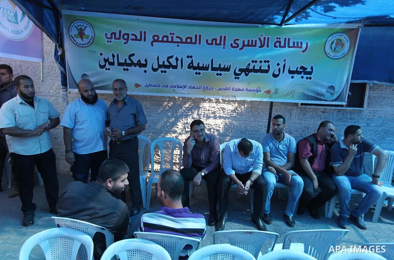 Palestinian supporters of Islamic Jihad take part in a protest to show solidarity with Palestinian prisoners on hunger strike in Israeli Jails, in Gaza City, on Sept. 18, 2016. Photo by Ashraf Amra