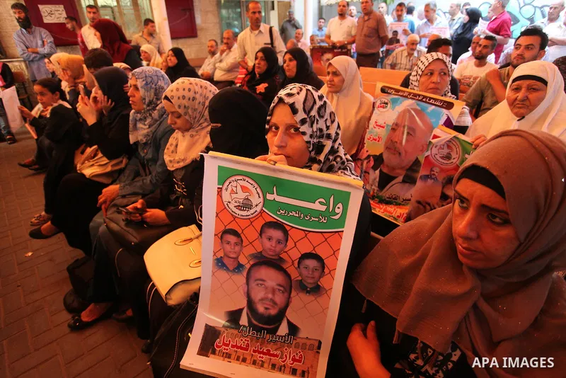Palestinians take part in a protest demanding release the Palestinian prisoners in Israeli jails, in front of Red cross office in Gaza city, on Sept. 19, 2016. Photo by Ashraf Amra