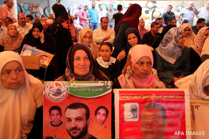 Palestinians take part in a protest demanding release the Palestinian prisoners in Israeli jails, in front of Red cross office in Gaza city, on Sept. 19, 2016. Photo by Ashraf Amra