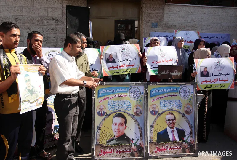 Palestinians take part in a protest demanding release the Palestinian prisoners in Israeli jails, in front of Red cross office in Gaza city, on Sept. 19, 2016. Photo by Ashraf Amra