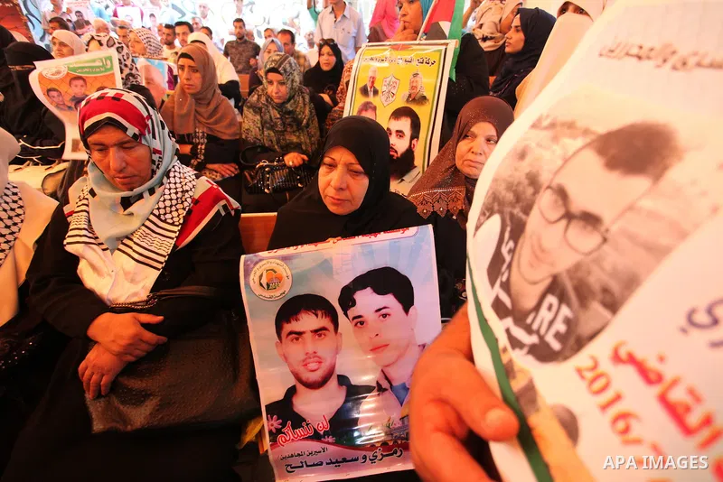 Palestinians take part in a protest demanding release the Palestinian prisoners in Israeli jails, in front of Red cross office in Gaza city, on Sept. 19, 2016. Photo by Ashraf Amra