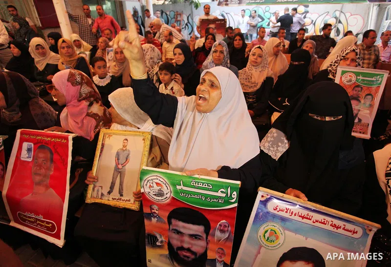 Palestinians take part in a protest demanding release the Palestinian prisoners in Israeli jails, in front of Red cross office in Gaza city, on Sept. 19, 2016. Photo by Ashraf Amra