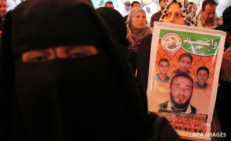 Palestinians take part in a protest demanding release the Palestinian prisoners in Israeli jails, in front of Red cross office in Gaza city, on Sept. 19, 2016. Photo by Ashraf Amra