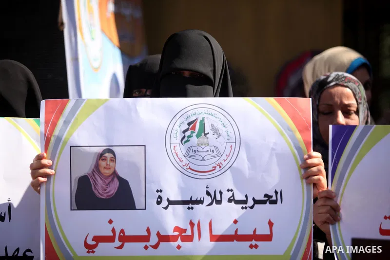 Palestinians take part in a protest demanding release the Palestinian prisoners in Israeli jails, in front of Red cross office in Gaza city, on Sept. 19, 2016. Photo by Ashraf Amra