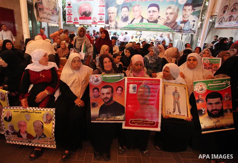 Palestinians take part in a protest demanding release the Palestinian prisoners in Israeli jails, in front of Red cross office in Gaza city, on Sept. 19, 2016. Photo by Ashraf Amra