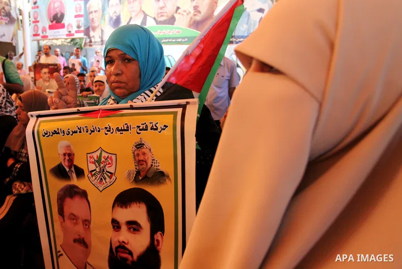 Palestinians take part in a protest demanding release the Palestinian prisoners in Israeli jails, in front of Red cross office in Gaza city, on Sept. 19, 2016. Photo by Ashraf Amra