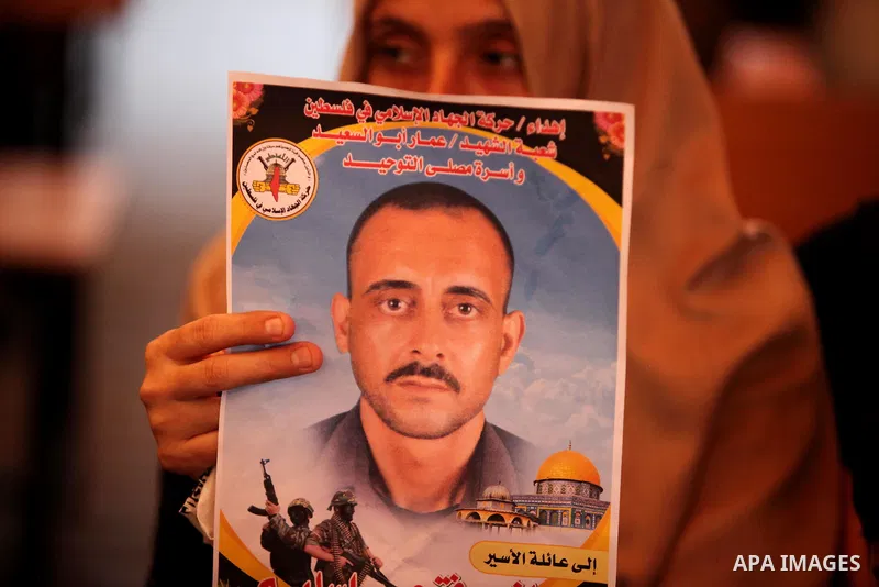 Palestinians take part in a protest demanding release the Palestinian prisoners in Israeli jails, in front of Red cross office in Gaza city, on Sept. 19, 2016. Photo by Ashraf Amra