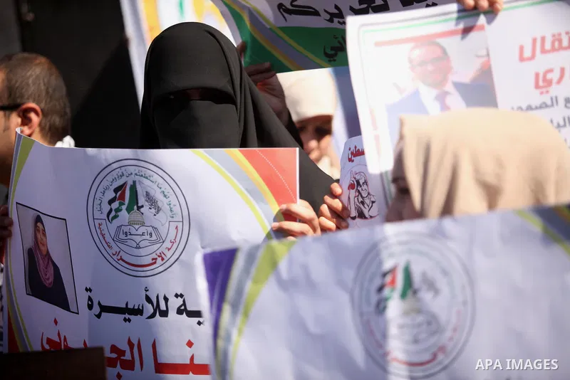 Palestinians take part in a protest demanding release the Palestinian prisoners in Israeli jails, in front of Red cross office in Gaza city, on Sept. 19, 2016. Photo by Ashraf Amra