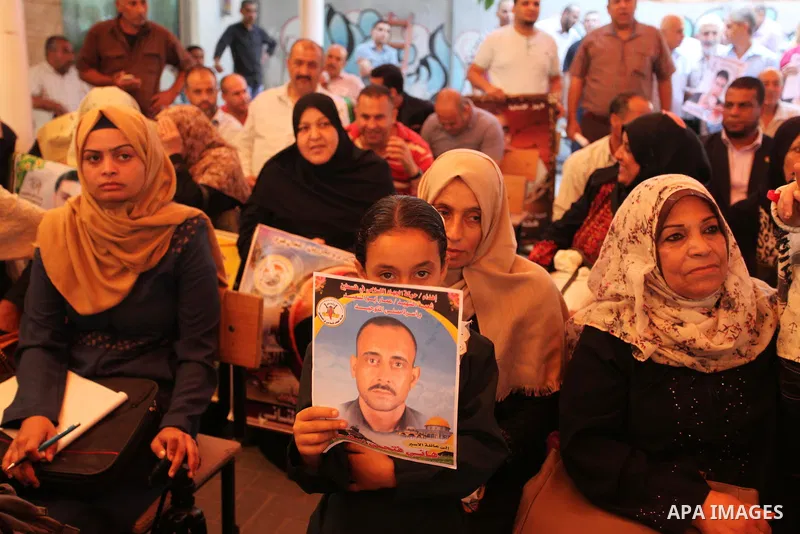 Palestinians take part in a protest demanding release the Palestinian prisoners in Israeli jails, in front of Red cross office in Gaza city, on Sept. 19, 2016. Photo by Ashraf Amra