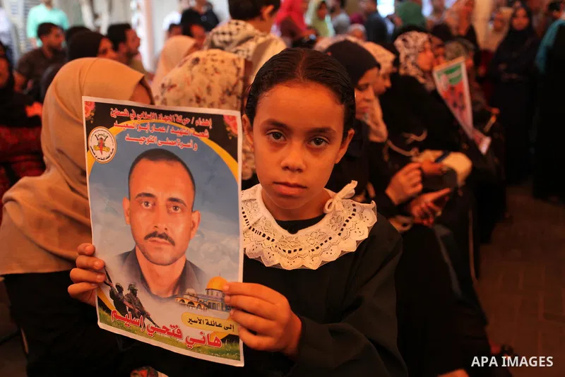 Palestinians take part in a protest demanding release the Palestinian prisoners in Israeli jails, in front of Red cross office in Gaza city, on Sept. 19, 2016. Photo by Ashraf Amra