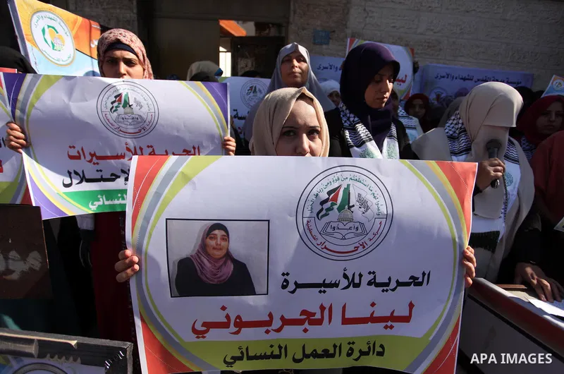 Palestinians take part in a protest demanding release the Palestinian prisoners in Israeli jails, in front of Red cross office in Gaza city, on Sept. 19, 2016. Photo by Ashraf Amra