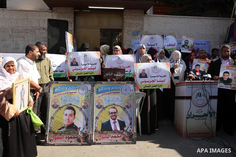 Palestinians take part in a protest demanding release the Palestinian prisoners in Israeli jails, in front of Red cross office in Gaza city, on Sept. 19, 2016. Photo by Ashraf Amra