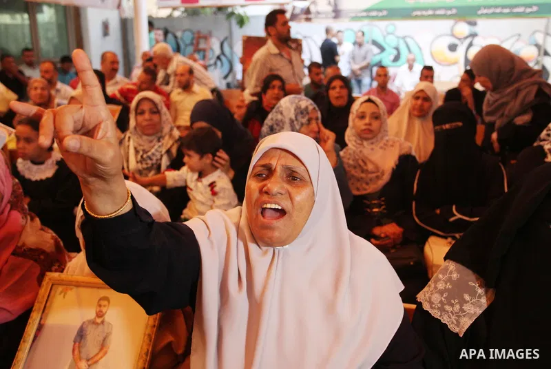 Palestinians take part in a protest demanding release the Palestinian prisoners in Israeli jails, in front of Red cross office in Gaza city, on Sept. 19, 2016. Photo by Ashraf Amra