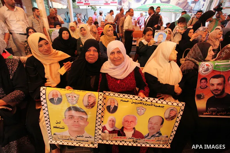 Palestinians take part in a protest demanding release the Palestinian prisoners in Israeli jails, in front of Red cross office in Gaza city, on Sept. 19, 2016. Photo by Ashraf Amra